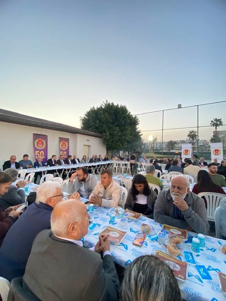 Gazeteciler MGC’de iftar programında buluştu.
Mersin Büyükşehir Belediyesi tarafından verilen iftar yemeğine basın mensupları yoğun katılım gösterdiler.