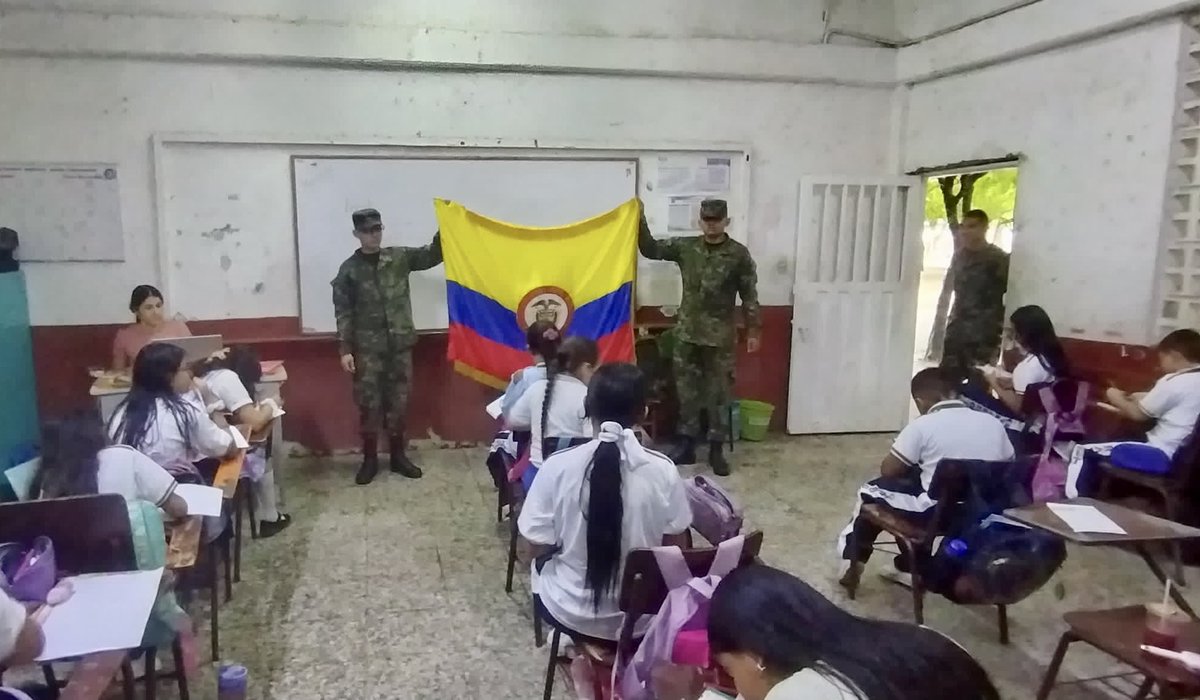 Ejercito_Div5's tweet photo. En el marco de la campaña “Conoce a tu Patria” soldados del Batallón de Infantería N.° 28 Colombia de la #Brigada13 visitaron las instalaciones de la Institución Educativa Normal Superior de  Girardot, #Cundinamarca con el fin de promover el conocimiento de la historia del pais y de los símbolos patrios.

#SiempreATuLado