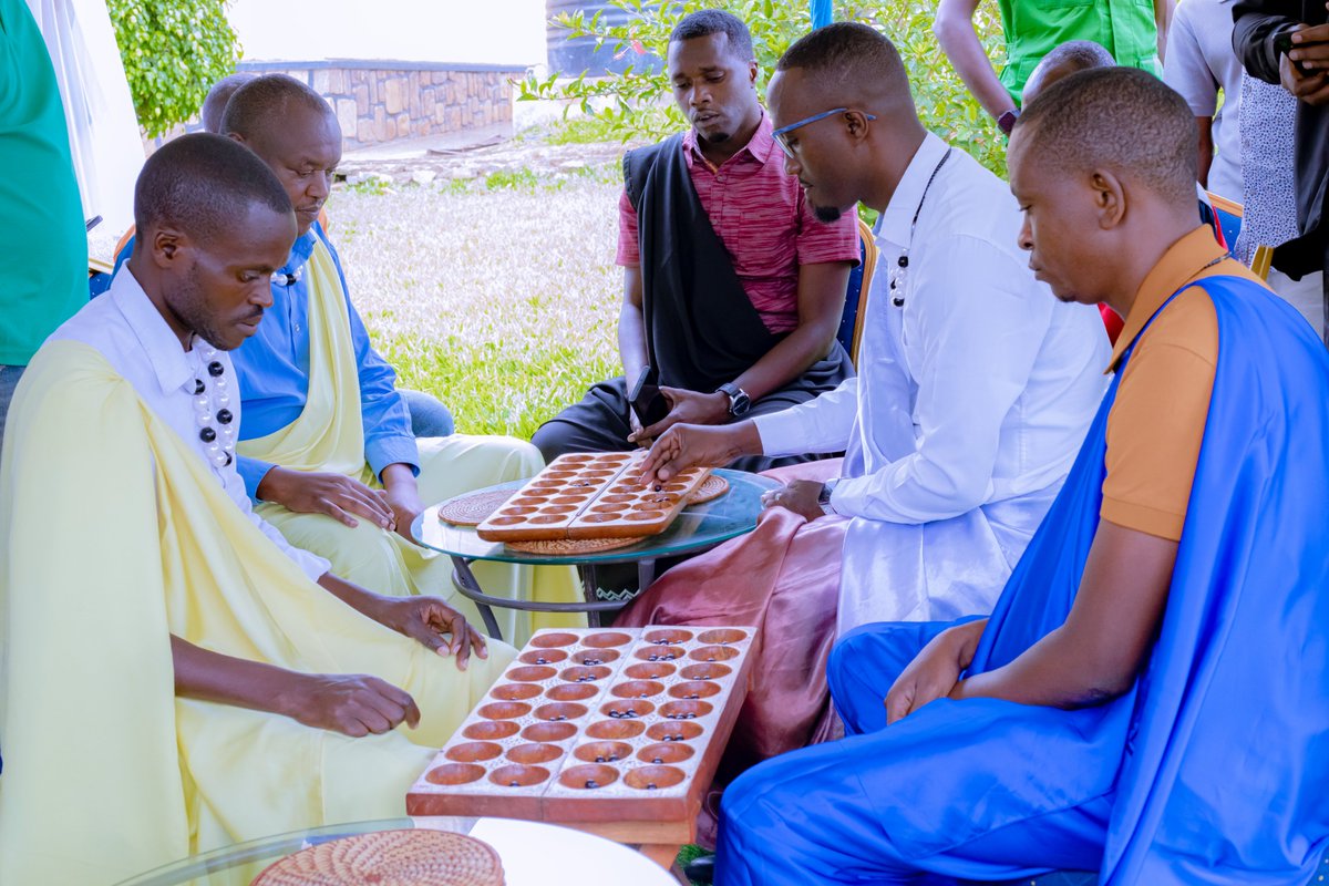 KicukiroDistr's tweet photo. Amarushanwa y'Umurenge Kagame Cup yakomereje mu mukino wo Kubuguza, iyi mikino irimo kubera ku Cyicaro cy'Akarere yatangijwe n'Umuyobozi w'ibikorwa rusange @DonatienMurenz1. Abakinnyi 4 mu bagabo n'abandi 4 mu bagore batsinda bazahagararira Umujyi wa Kigali ku rwego rw'Igihugu. https://t.co/OZYCmMmoxz