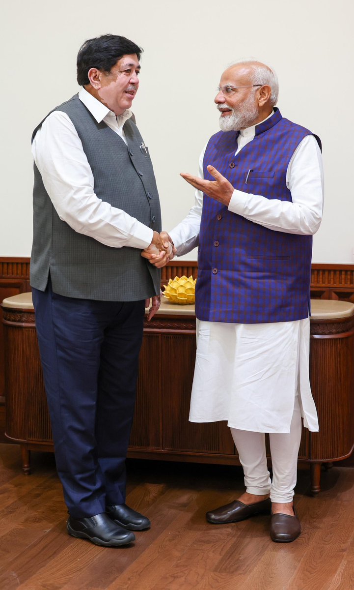 Dileep_Sanghani's tweet photo. समग्र विश्क जिनके नेतृत्व पर विश्वाश कर रहा हैं ऐसे लोकप्रिय प्रधानमंत्री श्री नरेन्द्रभाई मोदी जी के साथ नई दिल्ली में भेंट की। 

अंतराष्ट्रीय सहकारिता वर्ष 2025 के तहत मुख्यत: इफको ओर अन्य राष्ट्रीय सहकारी संस्थाओं द्वारा कार्यरत सहकारी गतिविधियां के बारे में अवगत किया।
@narendramodi 
@PMOIndia 
@IFFCO_PR