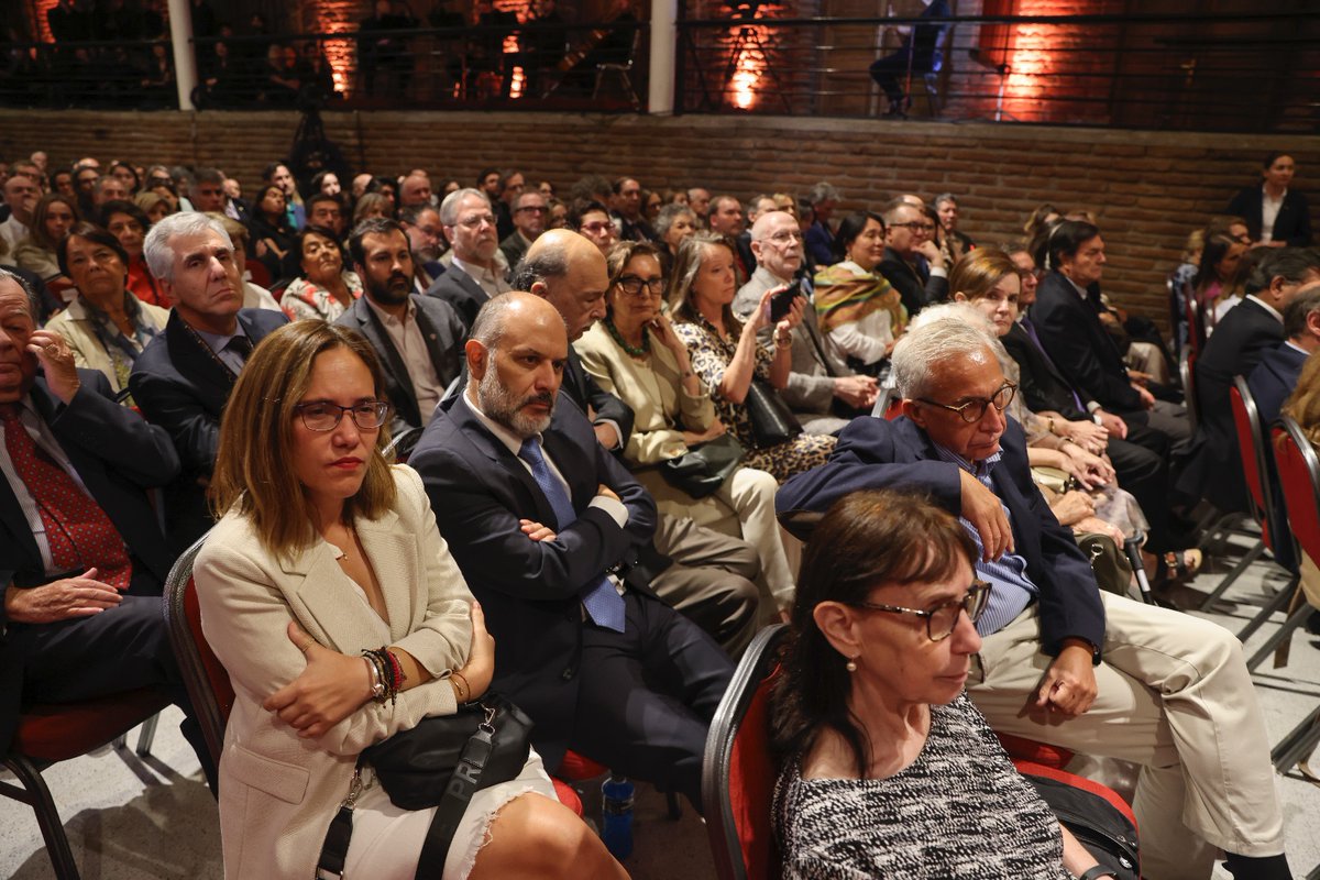 ¡La UC tiene nuevo rector! Felicitaciones a Juan Carlos de la Llera, quien asume como rector de nuestra casa de estudios para el período 2025-2030. 🙌👏