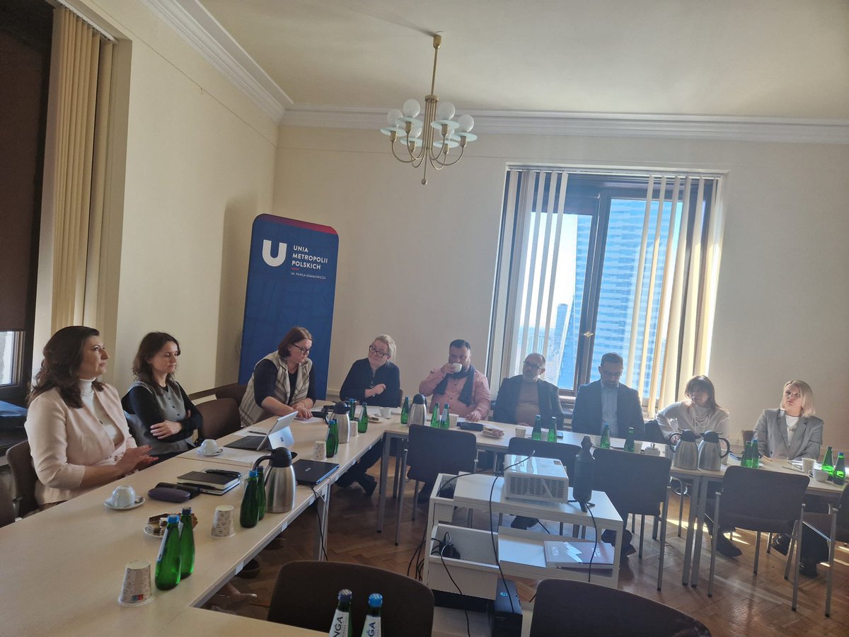 Unia Metropolii Polskich (@uniametropolii) on Twitter photo W naszym biurze trwa posiedzenie Zespołu ds. Zamówień Publicznych UMP z udziałem Prezes Agnieszki Olszewskiej <a href="/UZP_GOV_PL/">Urząd Zamówień Publicznych</a>. Podczas spotkania przedstawiciele UMP prezentują propozycje zmian w ustawie o zamówieniach publicznych oraz powiązanych rozporządzeniach. W naszym biurze trwa posiedzenie Zespołu ds. Zamówień Publicznych UMP z udziałem Prezes Agnieszki Olszewskiej <a href="/UZP_GOV_PL/">Urząd Zamówień Publicznych</a>. Podczas spotkania przedstawiciele UMP prezentują propozycje zmian w ustawie o zamówieniach publicznych oraz powiązanych rozporządzeniach.