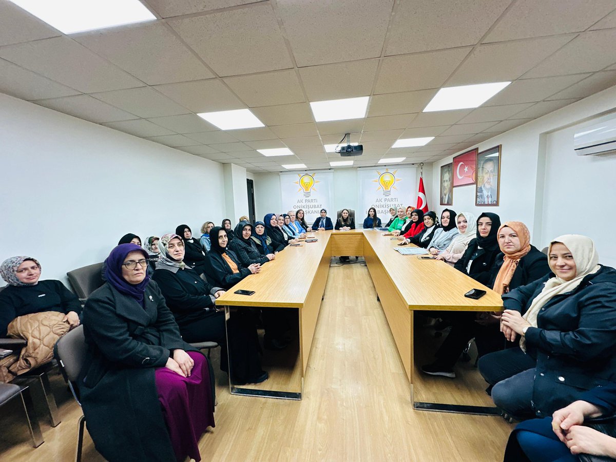 Onikişubat İlçe Kadın Kolları Başkanımız Berna Demirkol Başkanlığında Haftalık Olağan Yönetim Kurulu Toplantımızı gerçekleştirdik. 

Toplantımızda alınan kararların hayırlara vesile olmasını diliyoruz. 

#akkadınkahramanmaraş #akkadınonikişubat💡