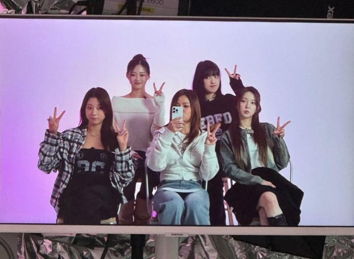 updatesCLC's tweet image. our crystals 🥹

#10YearsWithCLC 
#CLCisBACK #CLC #씨엘씨