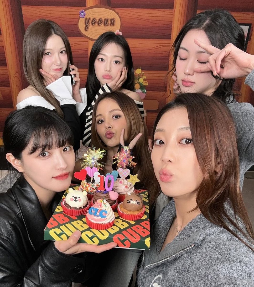 updatesCLC's tweet image. our crystals 🥹

#10YearsWithCLC 
#CLCisBACK #CLC #씨엘씨