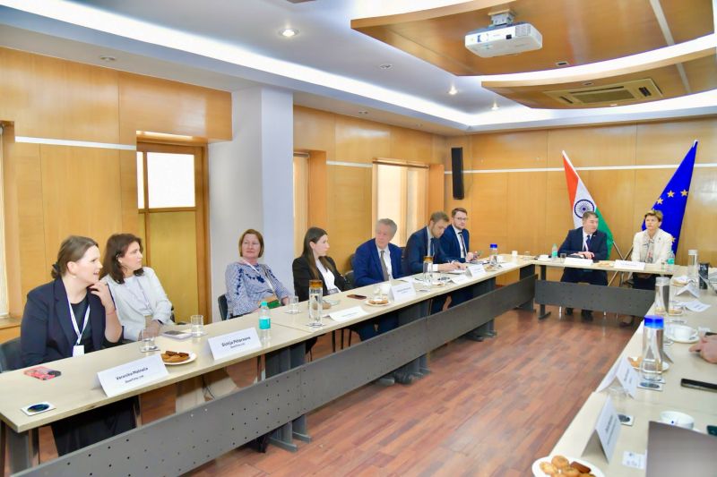Latvian_MFA's tweet photo. FM @Braze_Baiba 🇱🇻 & the Latvian business delegation, including @desktime, PrintyMed, Eventech, Deep Space Energy, Nordichem Europe, & Latvian Space Industry Association, met with @SoPrashar, Secretary General of the Federation of European Business in India (FEBI). They discussed the most important sectors of 🇱🇻’s economy & Latvian entrepreneurs’ interest in building contacts in technology & innovation. Ms Prashar provided insights into opportunities & major challenges when working in the Indian 🇮🇳 market & confirmed #FEBI’s readiness to support Latvian businesses in starting or expanding their operations.