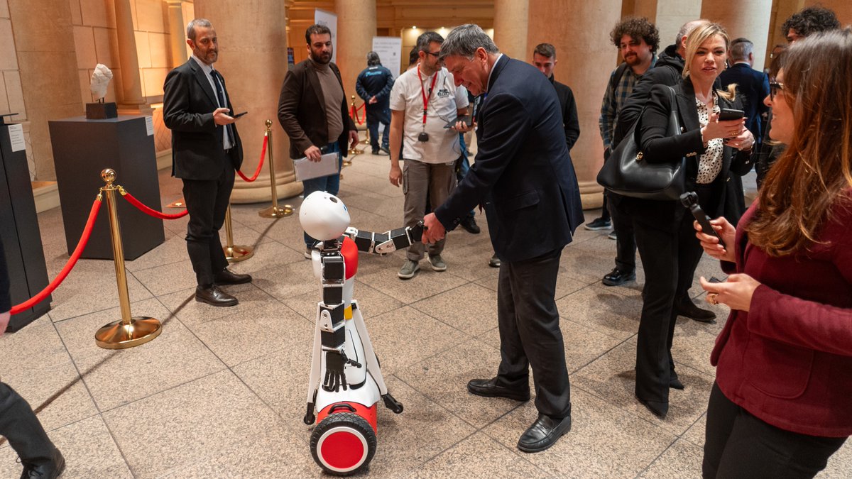 Dotato di intelligenza artificiale e tecnologia innovativa, ADRIANO sarà operativo dal 24 marzo 2025, accogliendo cittadini e turisti e fornendo informazioni, in italiano e inglese, sulla storia di Roma e sul sito storico della Camera di Commercio di Roma.