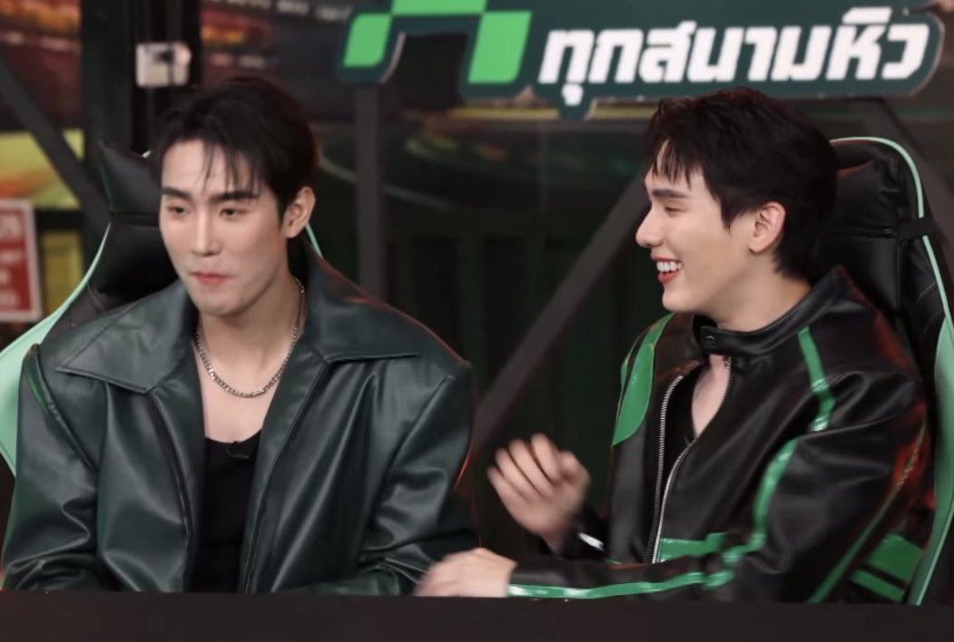 JnieeJn's tweet photo. 🍅 : พี่ฟอส
🦊 : นั่งเขิน แอบยิ้ม ฮ้อป

/ปปฮ้อปอีกละหรอ55556 น้องบุ๊คเรียกพี่ฟอส ฮีเก็บอาการเขินไม่ไหวละ เสียทรงมาก😂
FORCEBOOK LOVE GRABFOOD 
#GrabFoodส่งไวXFORCEBOOK https://t.co/xKcQwu6AFL