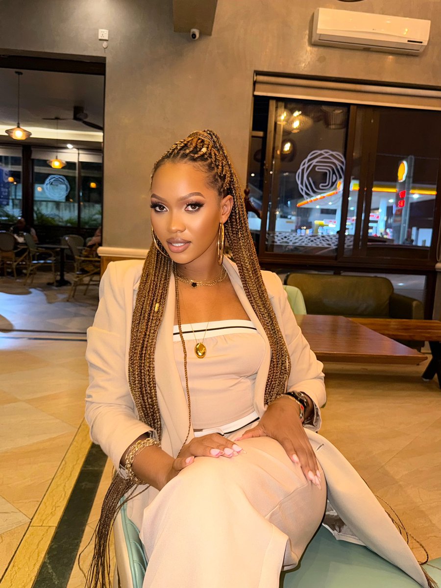 SpiceDianaUg's tweet photo. Akaviri okalabye?!!! The new #Zanzibraid from @DarlingUg
You can plait in so many different colors and different styles https://t.co/vPXnblk2id