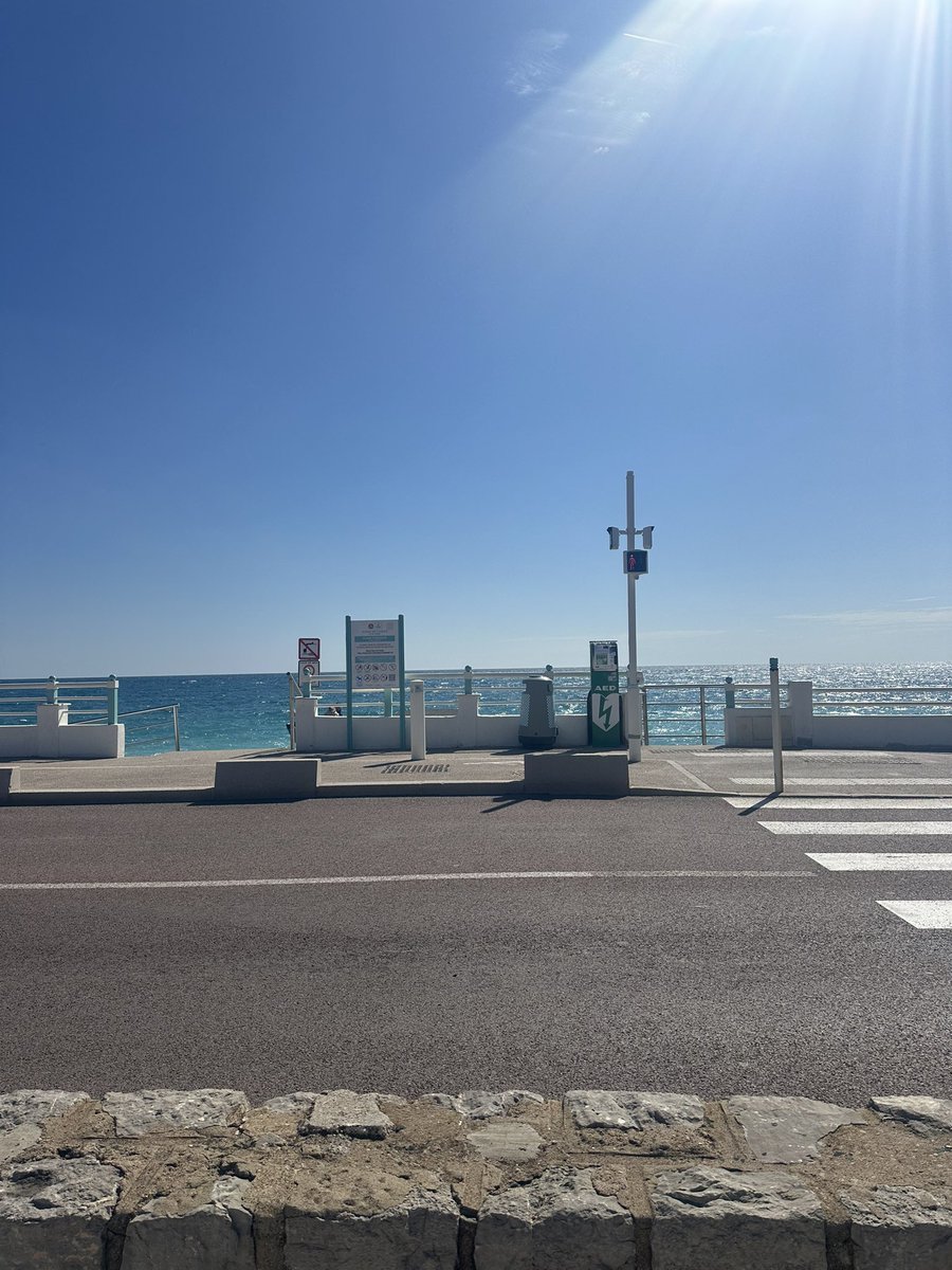 itsmounaaa's tweet image. travailler à 3min de la mer et si c’était ça le bonheur finalement