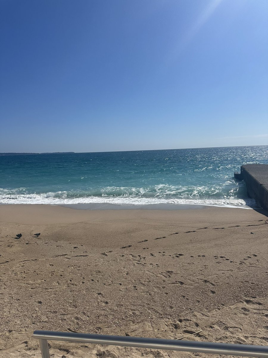 itsmounaaa's tweet image. travailler à 3min de la mer et si c’était ça le bonheur finalement