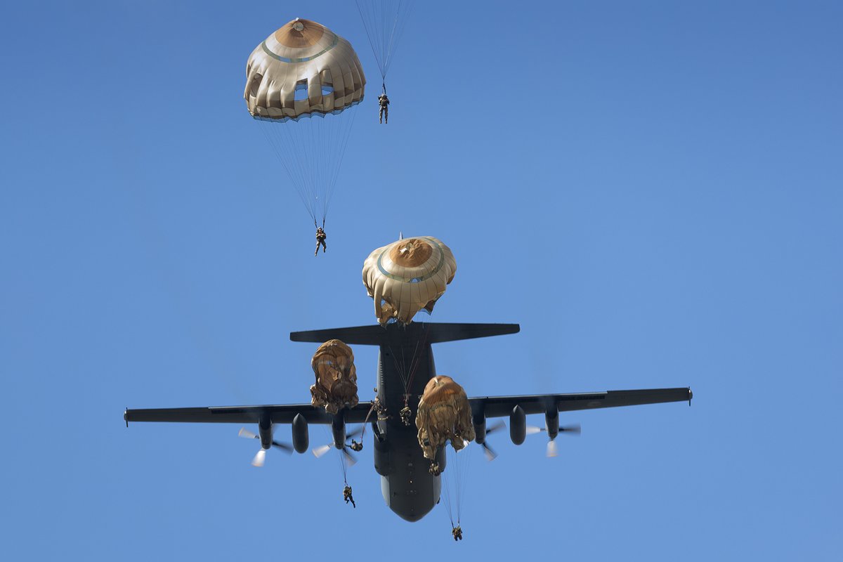 Oefening #OrangeBull gaat maandag van start✈️ Tot en met 4 april trainen we met het maken van tactische naderingen en het droppen van vracht &amp; parachutisten op diverse locaties in Noord-Brabant, Overijssel, Groningen en België🪂