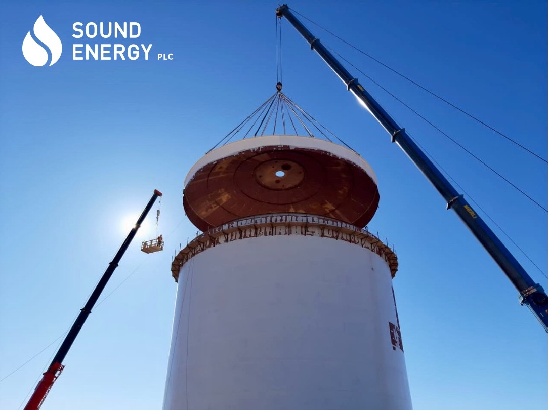 soundenergyplc's tweet photo. Another key milestone met at Tendrara. The 38t lid plate successfully lifted & installed on LNG storage tank. Tank will store ~6,200m³ liquified natural gas at −162 °C. Mana Energy, #SOU & @ONHYM_Official working together to deliver🇲🇦gas to🇲🇦growing economy #mLNG #transitionfuel https://t.co/TMvQJx3psX