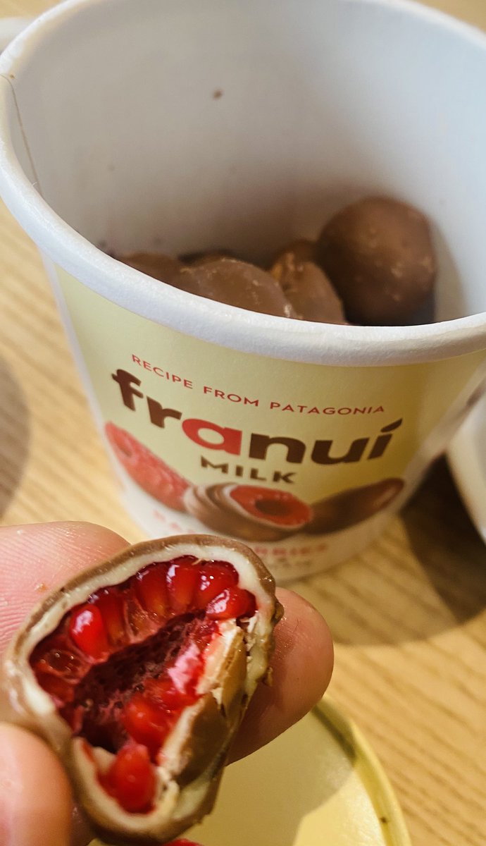 AudePocchiola's tweet photo. WTF mais qui a inventé ces p* de #franui ! Juste 1, 2, 3…. Le pot est déjà fini ! https://t.co/I3YHZdHG8C