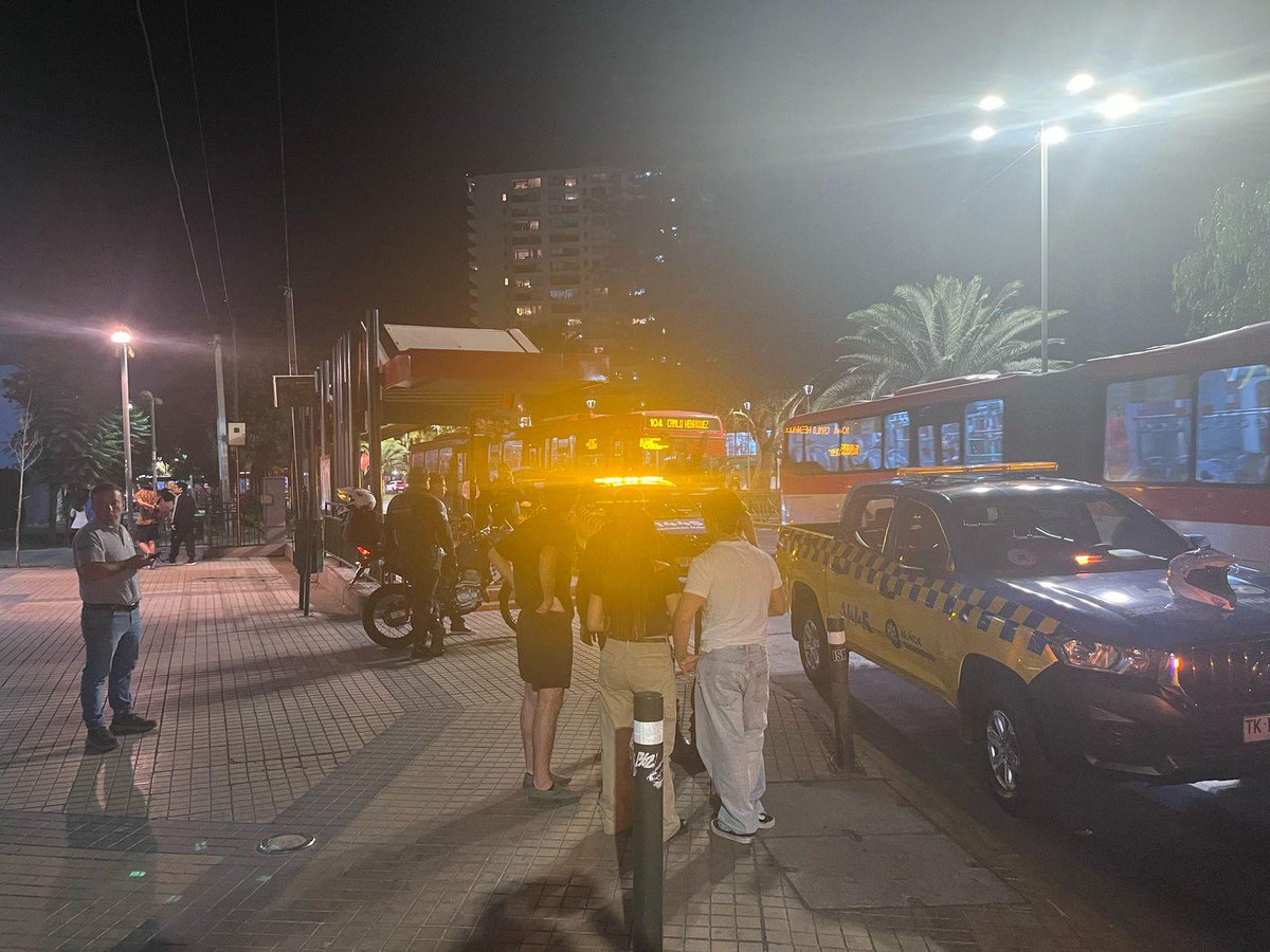 Anoche, cerca de las 21.30, nuestra Seguridad Municipal fue alertada de un robo por sorpresa en Irarrázaval. 

Minutos después, en un trabajo conjunto con <a href="/CarabPrOriente/">Carabineros Prefectura Oriente</a> los cuatro delincuentes fueron encontrados y detenidos. Dos de ellos, mayores de edad, pasan hoy a control de