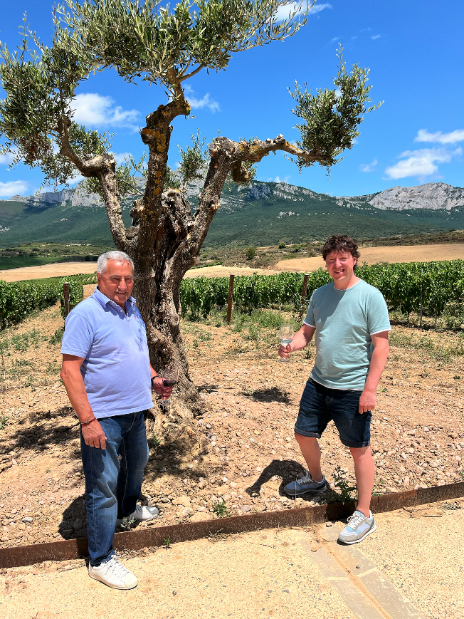Hoy brindamos por quienes nos han enseñado a amar la tierra, el vino 🍷 y la tradición.👨‍👦

Desde este viñedo y esta bodega, que llevan nuestra historia en cada racimo, te deseamos un Feliz Día del Padre. Zorionak Aita!🍇

#BodegasZintzo #Laguardia #RiojaAlavesa #DíadelPadre
