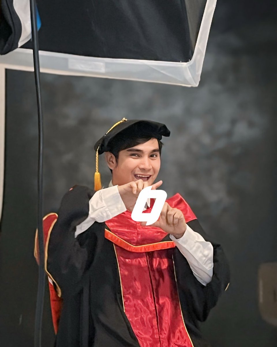 denydaveee's tweet photo. Wrong hand sign kaya tinakpan nalang π
π€ͺ
#DoctorofManagement https://t.co/uqzUg4FAbZ