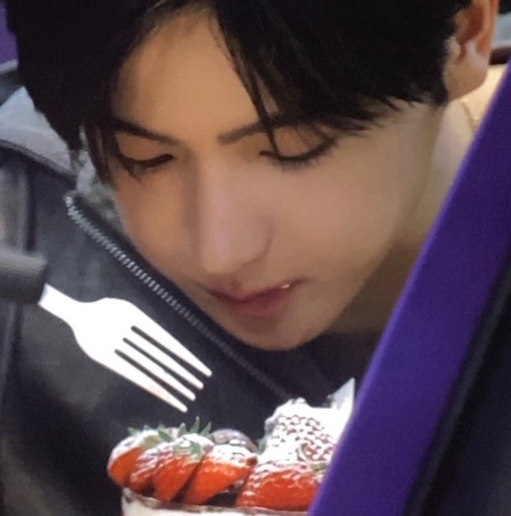 이 아기
생크림 딸기케이크가 얼마나 좋은 건지 감도 안 옴