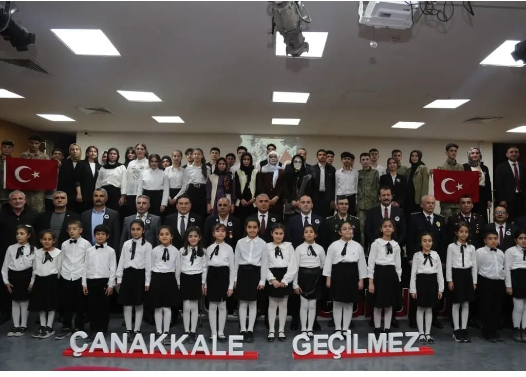 18 Mart Şehitler Günü ve Çanakkale Zaferinin 110. Yıl Dönümü münasebetiyle Törene Katılan Siverek Meslek Yüksekokulu Müdürü Doç.Dr.Mehmet Ragıp GÖRGÜN: Vatan uğruna canlarını feda etmekten çekinmeyen şehitlerimizin ruhu şad olsun dileklerinde bulundu.