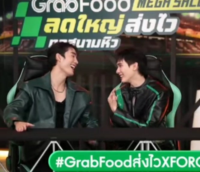 BrIgHtWiNFoReV6's tweet photo. ฟอสตอบแชทเร็วมั๊ย? 

คำถามนี้เกือบทำบ้านแตก ฟอสถึงกับจะกางแชท

🍅 :แรกๆเร็ว หลังๆไม่เร็วแล้ว เช็คโทรศัพท์ได้มั๊ย แชทล่าสุดใครตอบ 
🦊 : ถ้าวันนี้ขึ้นเทรนที่ 1 เดี๋ยวผมจะแคปให้ดู 
👩 : คุณกล้าเปิดแชทมั๊ย 
🍅 : ไม่กล้า// แสดงว่ายัยบุ๊คงอแงอะไรใส่ฟอสแน่เลย 

#GrabFoodส่งไวXFORCEBOOK https://t.co/uYYP6WpP8Y