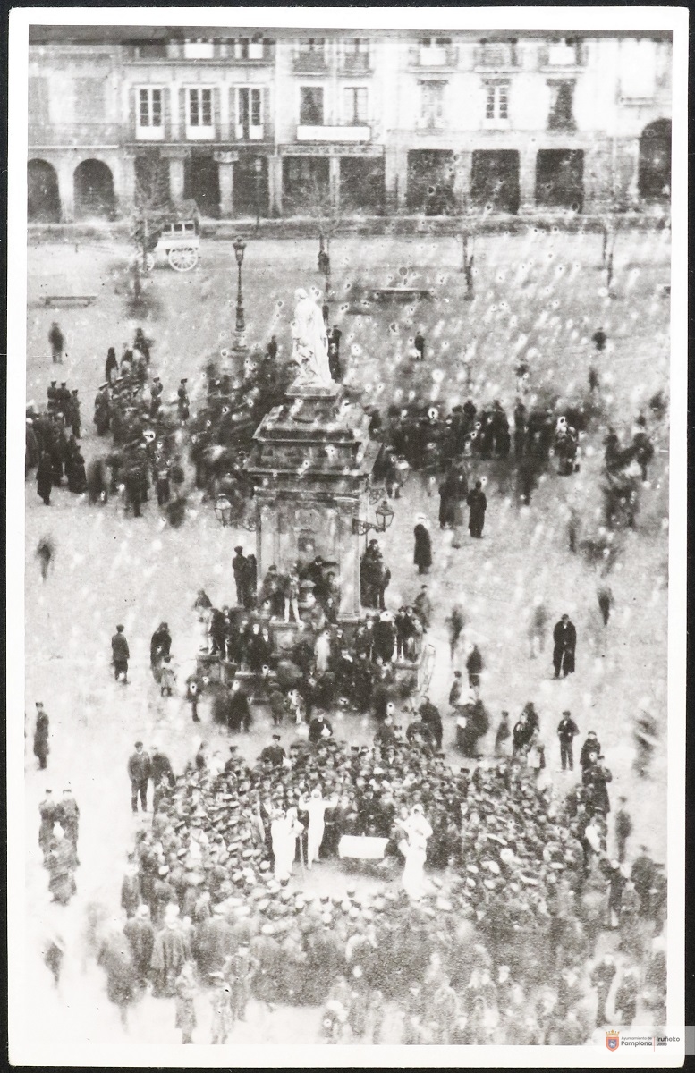 Oroitzapenak.
Iruinkokoa, 1875.
Iruñeko gazteluko plaza.