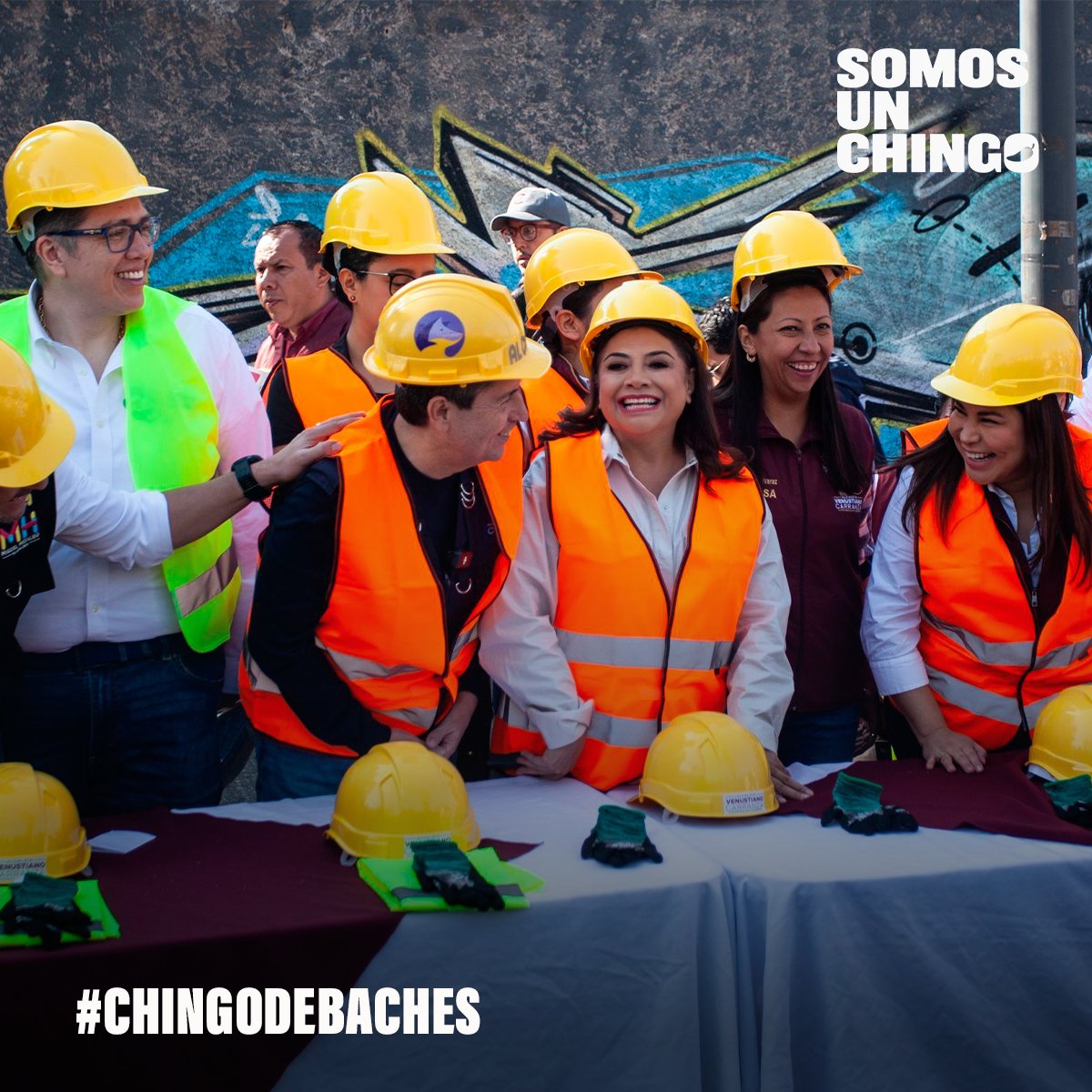 ChilangoCom's tweet photo. @PaolaYvel @LaPinchiGrecia El gobierno capitalino anunció que con el Mega Bachetón se atenderán unos 200 mil baches en un lapso de cuatro meses. Ando y @LaPinchiGrecia te cuentan todo al respecto.
En vivo: https://t.co/hdRAWysFRz🎥
#ChingoDeBaches💥 https://t.co/VEmVusYTiy