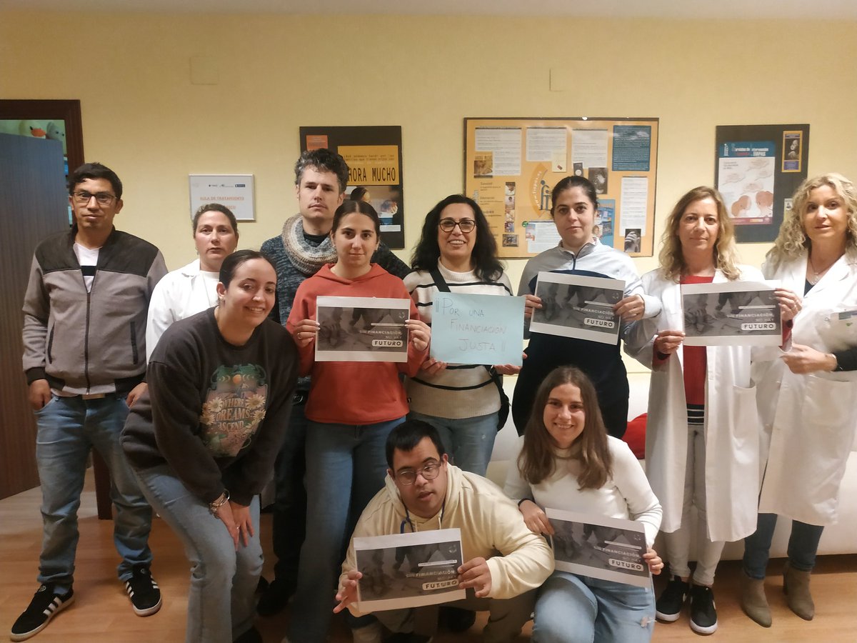 Una semana más nos reunimos profesionales y familiares para revindicar una FINANCIACIÓN JUSTA para las entidades que trabajamos en el ámbito de la discapacidad.
#SinFinanciacionNoHayFuturo