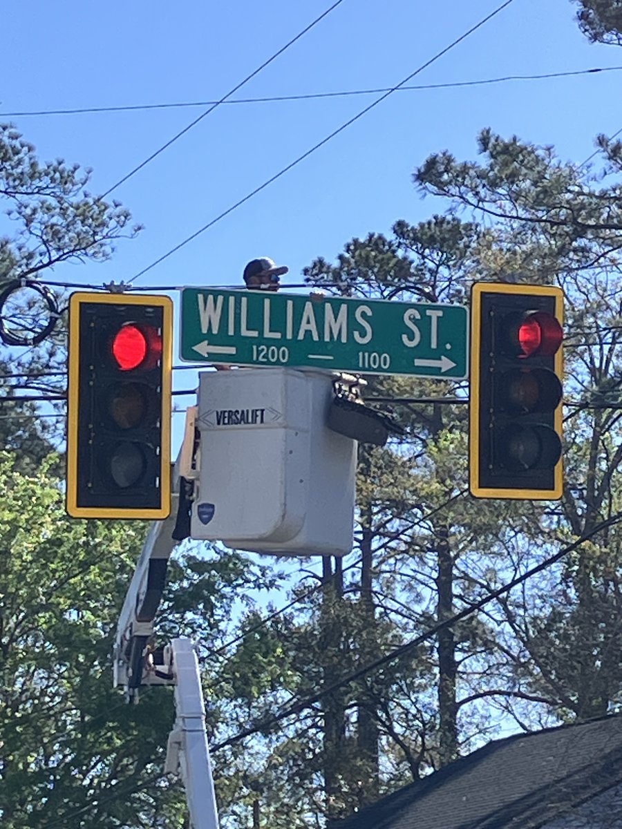 🎉👏Good News! 👏🎉

Our Traffic Signs &amp; Signals crews are working hard to keep our roads safe! 🚧

They recently installed a new overhead sign at the intersection of Williams St &amp; E Ann St.

Thank you to our team for their dedication! #ACityWithoutLimits