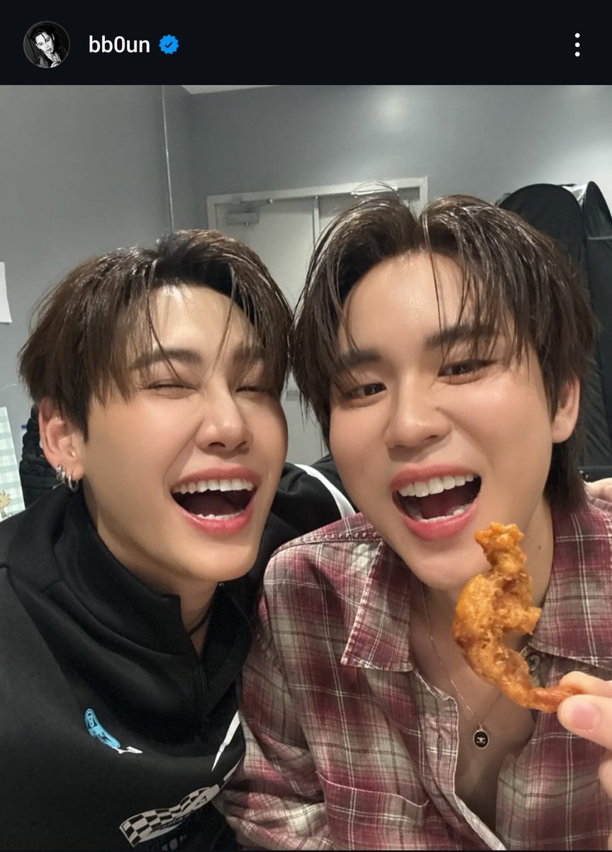 AmyAqua8's tweet photo. Prem: love to eat
Boun: love to see Prem's eating 

He loves the pic so much that he needs to post it everywhere ❤️❤️
#บุ๋นเปรม 
#LOrealUVDBusxBounPrem 

X                                                                      IG https://t.co/YrREJH9J4t