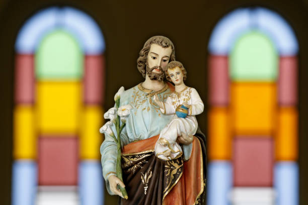 Meditazione su San Giuseppe "Dikaios" (δίκαιος): Il GIUSTO Custode della Parola vivente.
Nel silenzio della storia sacra, emerge una figura il cui nome risuona quietamente ma con profonda risonanza: Giuseppe di Nazareth, l'uomo che Matteo descrive con una sola, potente parola