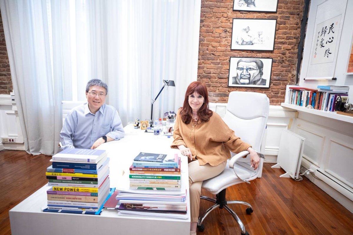 CFKArgentina's tweet image. Ayer en el Patria, reunión, charla y reflexión junto al economista Ha-Joon Chang.

Él es un economista surcoreano destacado a nivel internacional, especializado en desarrollo económico. “Patear la escalera”, uno de sus libros emblemáticos, es justamente un análisis histórico…