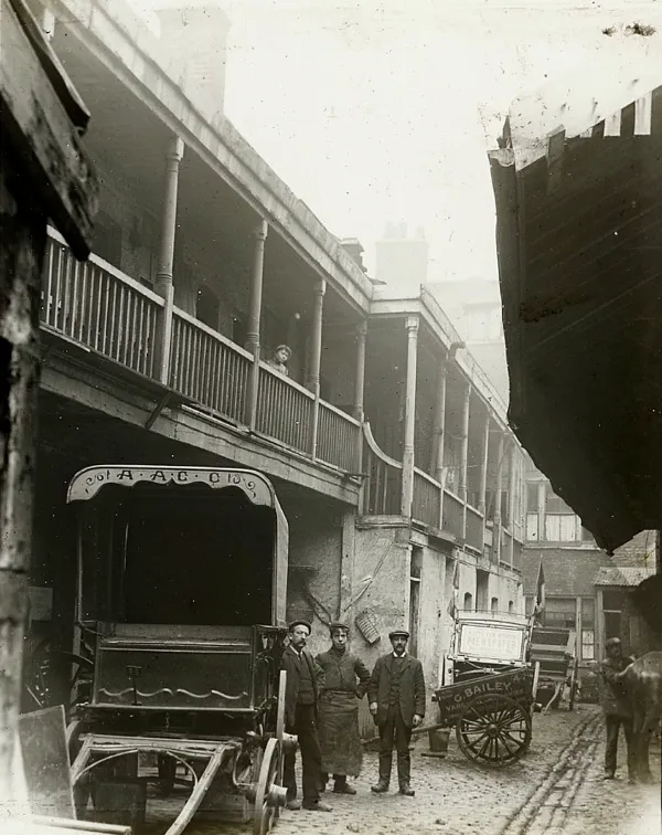 Britains___Pubs's tweet photo. Haunting faces make eye contact with us from the back of 'The Albion', a late Georgian public house in #Islinton during its time as a coaching Inn.
Still Trading ๐ป 10 Thornhill Road, #Barnsbury, #London, #N1 https://t.co/4xfX1zlUEC