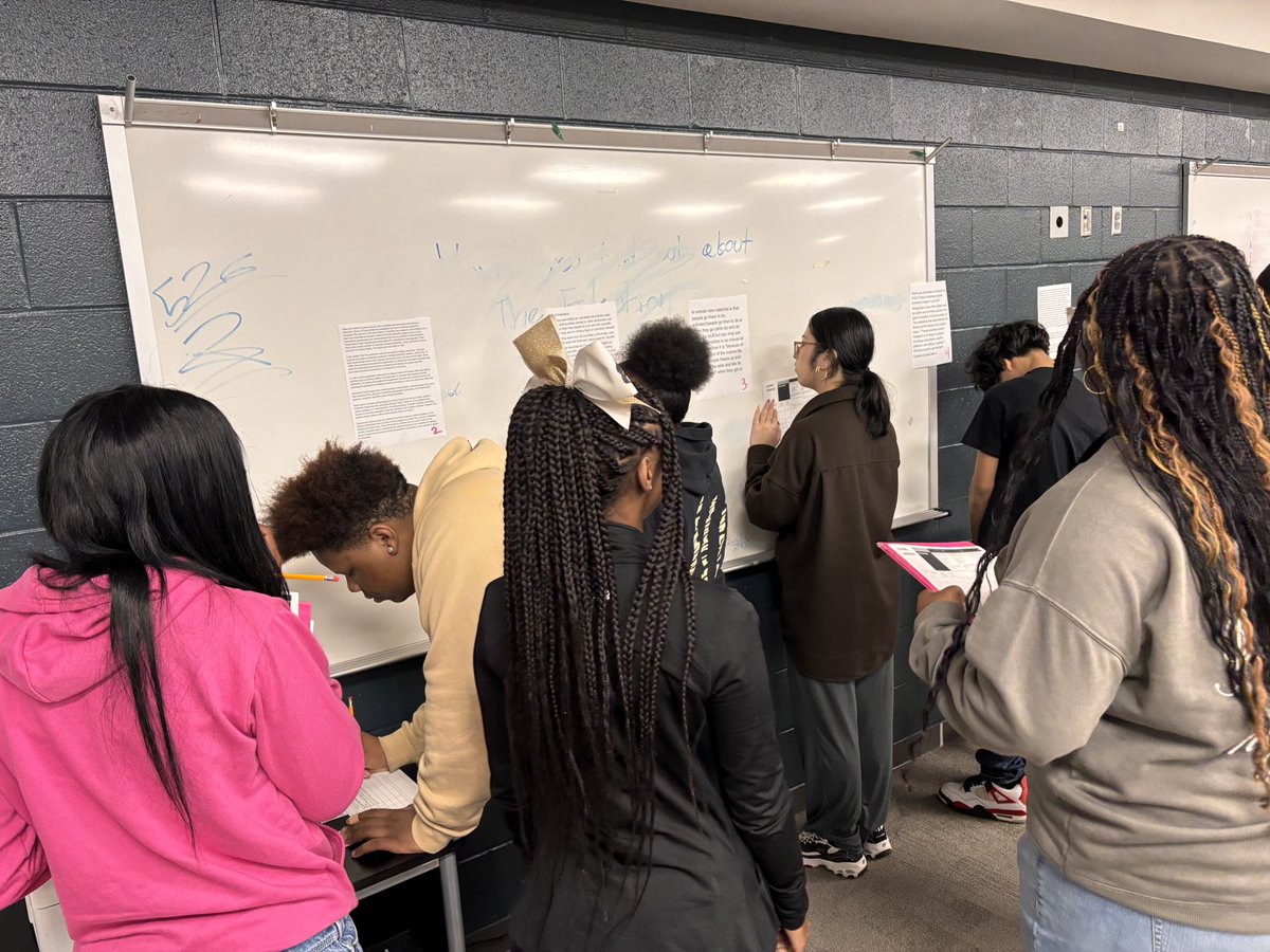 ⭐️ STAAR EOC Bootcamp ⭐️ Today English II utilized the flex area so students could evaluate and score their peer’s ECRs using the state rubric! Great conversations about thesis placement, the importance of relevant evidence, and grammar!  <a href="/CypressParkHS/">Cypress Park HS</a>