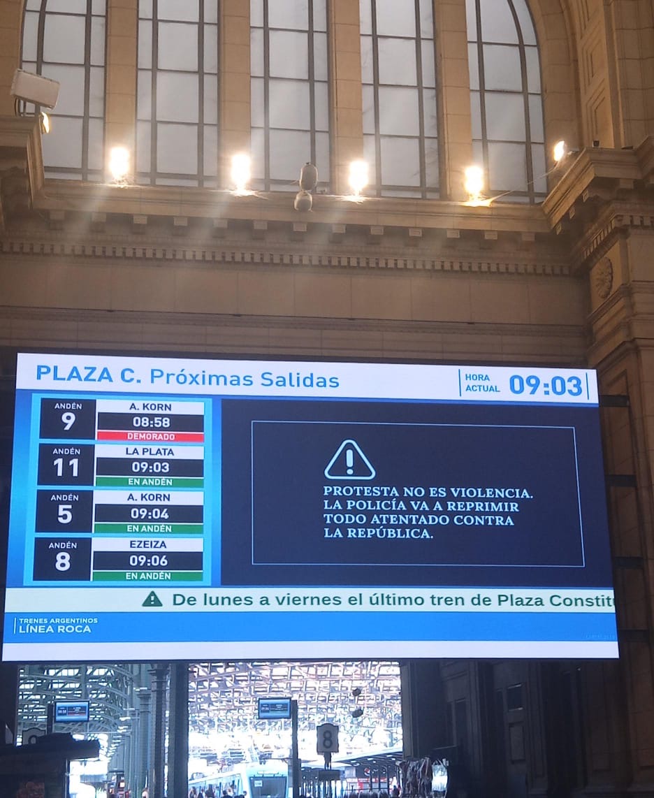 revistacitrica's tweet image. "Protesta no es violencia. La policía va a reprimir todo atentado contra la república" 💀 No se trata de "Los Juegos del Hambre" ¿o sí? sino de un mensaje aterrador que suena en las estaciones de trenes del área metropolitana y cabeceras en CABA desde temprano. Pero sucede que...