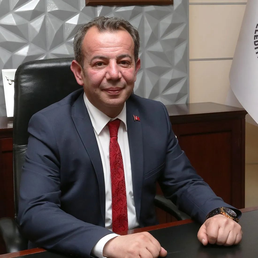 Tanju Özcan: Ne yapmamız gerekiyorsa yapalım.

Sine-i millete mi dönmemiz gerekiyor, 160 milletvekili ile 415 belediye başkanı istifayı basalım.