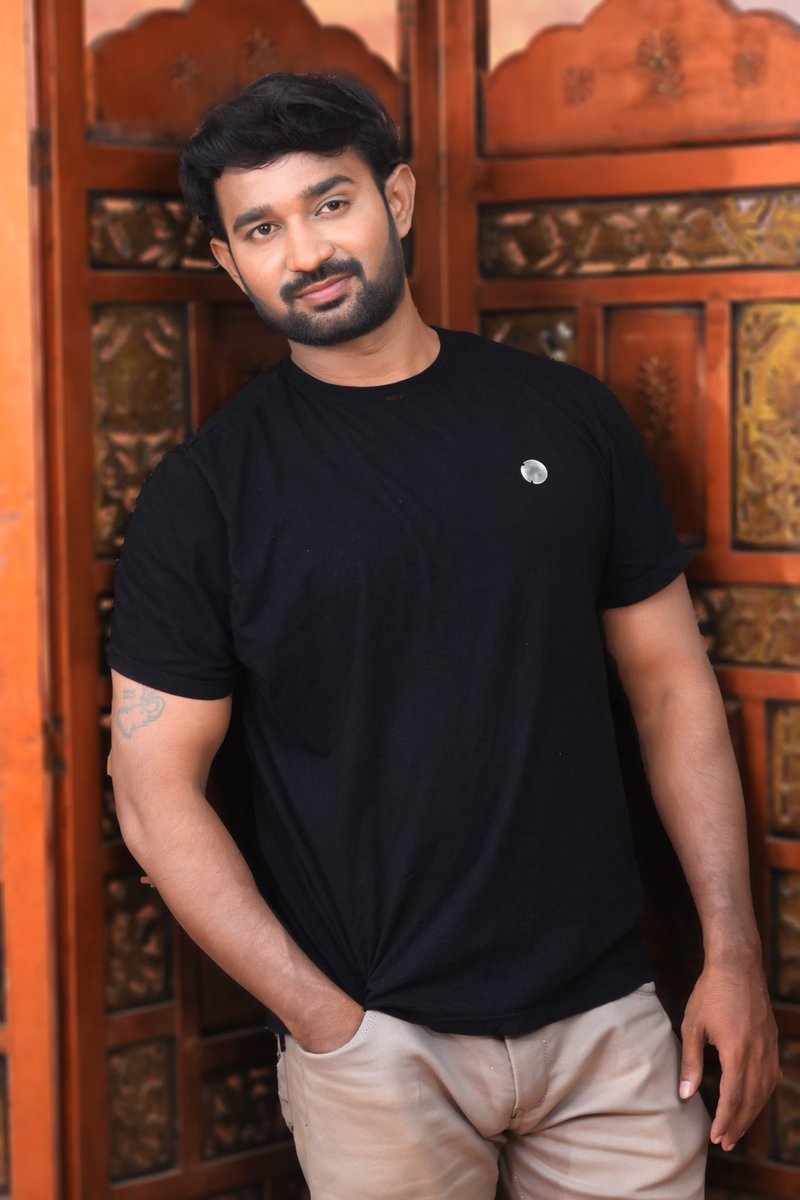Rishivickyaru's tweet photo. Black outfit, big dreams…….. 🖤 
Photographs @r.vinoth80 
Markup artist Shalini
 #blackoutfit #kollywood #kollycinima #kollywood_tamil #tamilcinema #newactor #newactorsstudio #newpost #photoshoot #photoshooting #tamilpasanga #blackdress🖤 #rishiganesh #actor #actors https://t.co/VmZgXksHBs