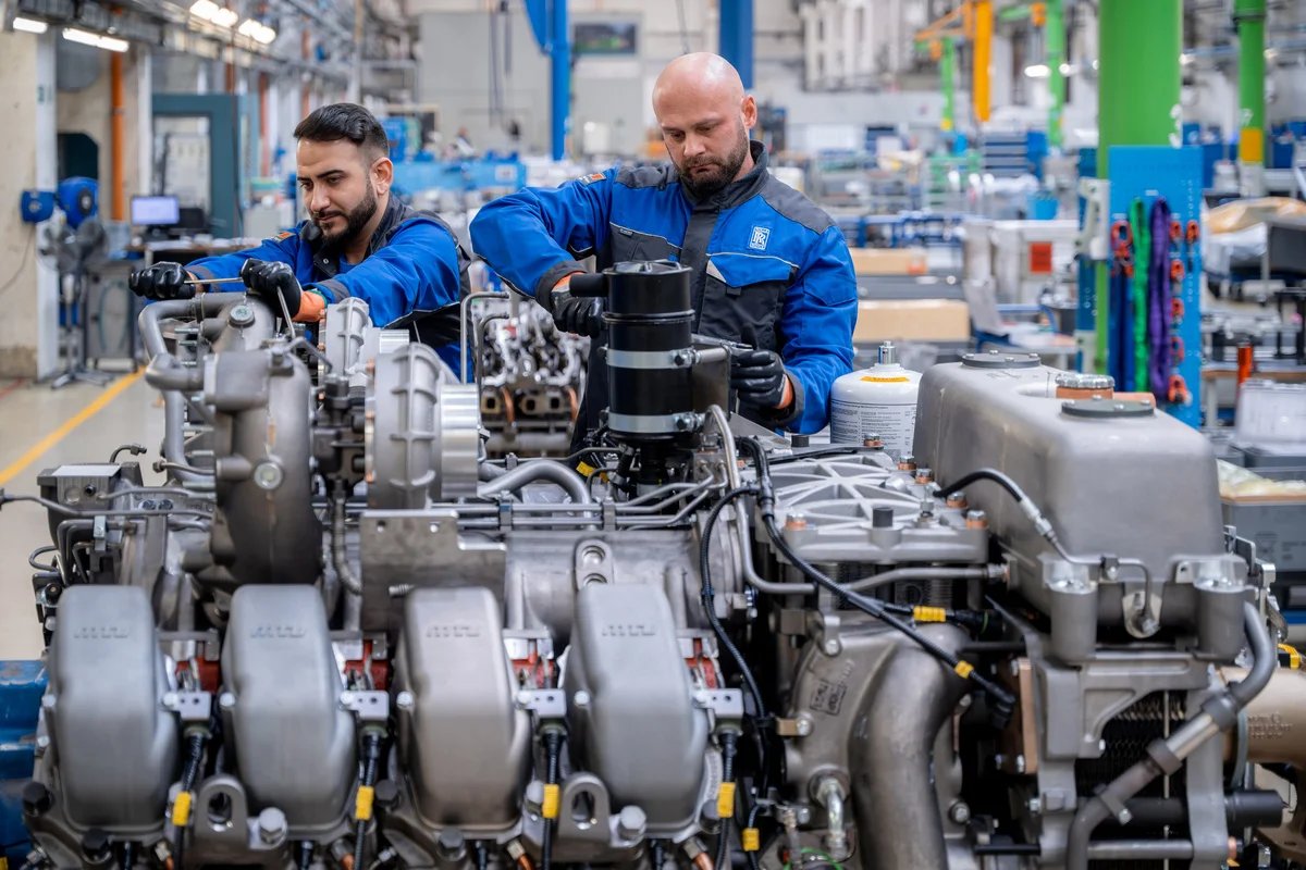 RollsRoyce's tweet image. Around 1,500 engines and systems are overhauled, repaired or go through our remanufacturing centres every year, providing a sustainable and economical solution for waste-conscious #mtuSolutions engine customers ow.ly/AbBX50VkEZA