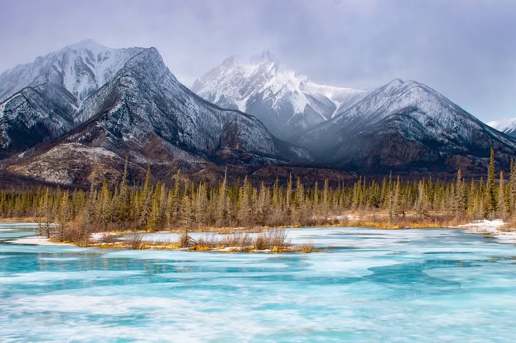 Près des lacs et rivières, méfiez-vous de la fine couche de glace sur l’eau et des plateformes de glace. Parcs Canada ne mesure pas l’épaisseur de la glace et ne pose pas d’affiches pour signaler les dangers.  ow.ly/xoSu50VkgJg 
📸 contralera | IG