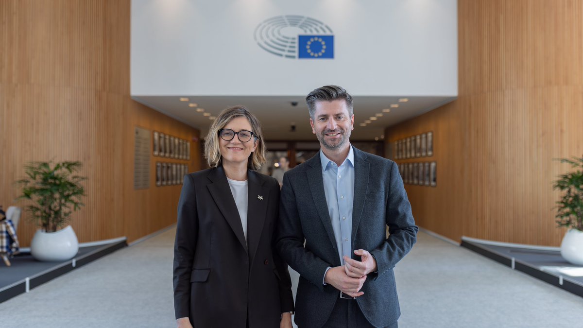 K_Smiszek's tweet photo. 🇪🇺 Polska jest bezpieczna tylko w silnej UE
@magdabiejat zna realia polityki europejskiej, wie jak zabiegać o interes Polski. Takiej prezydentki potrzebujemy!

Fot. @zackowsky https://t.co/5O7xyxT7r0