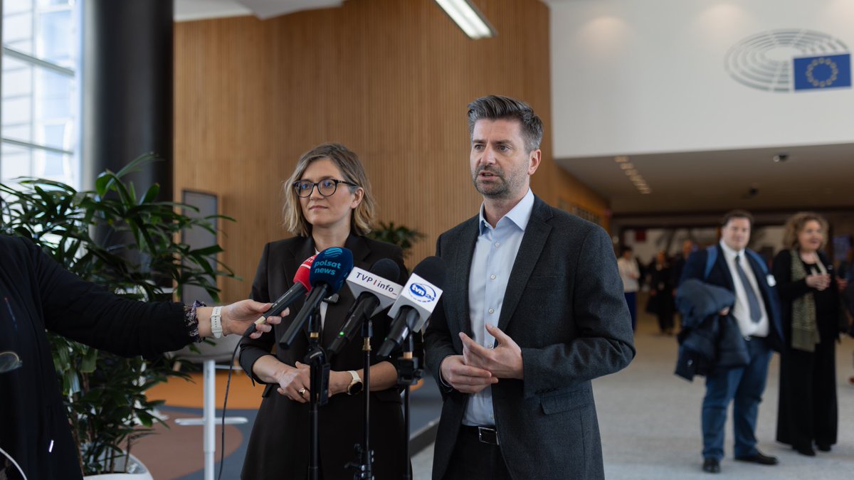 K_Smiszek's tweet photo. 🇪🇺 Polska jest bezpieczna tylko w silnej UE
@magdabiejat zna realia polityki europejskiej, wie jak zabiegać o interes Polski. Takiej prezydentki potrzebujemy!

Fot. @zackowsky https://t.co/5O7xyxT7r0