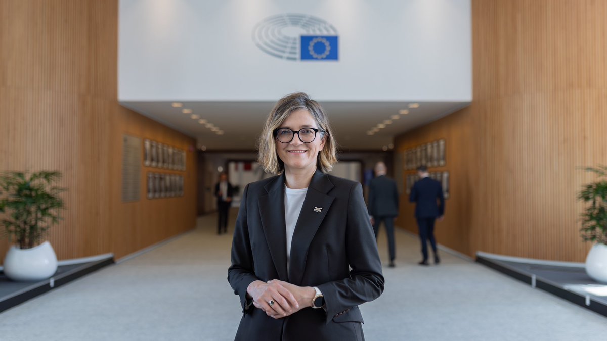 K_Smiszek's tweet photo. 🇪🇺 Polska jest bezpieczna tylko w silnej UE
@magdabiejat zna realia polityki europejskiej, wie jak zabiegać o interes Polski. Takiej prezydentki potrzebujemy!

Fot. @zackowsky https://t.co/5O7xyxT7r0