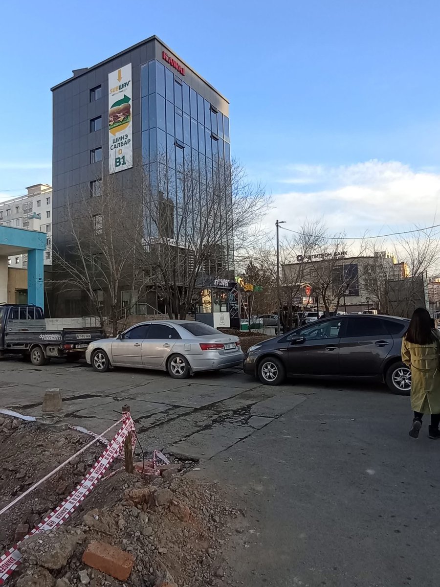 Нацагдоржийн номын сан нь өргөтгөлийн хэсгээ хувийн компануудад зарчихаад нийтийн эзэмшилийн ногоон байгууламж дээр номын сан барина гэдэг нь юу ч гэсэн үг юм бэ!? Сүйрч байнаа муу хот маань