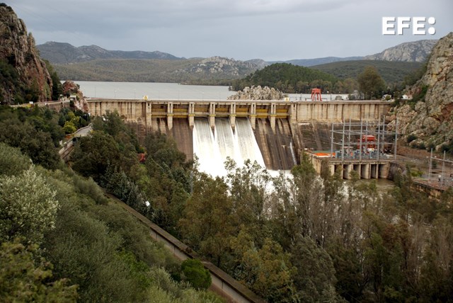 El <a href="/ayto_merida/">Ayuntamiento de Mérida</a> activa el nivel 0 del Plan de Emergencias Municipal por la crecida del Guadiana y pide a los ciudadanos no transitar por la zona del Parque de la Isla y junto al cauce del río debido a la crecida por los desembalses provocados por las lluvias #EfeExtremadura