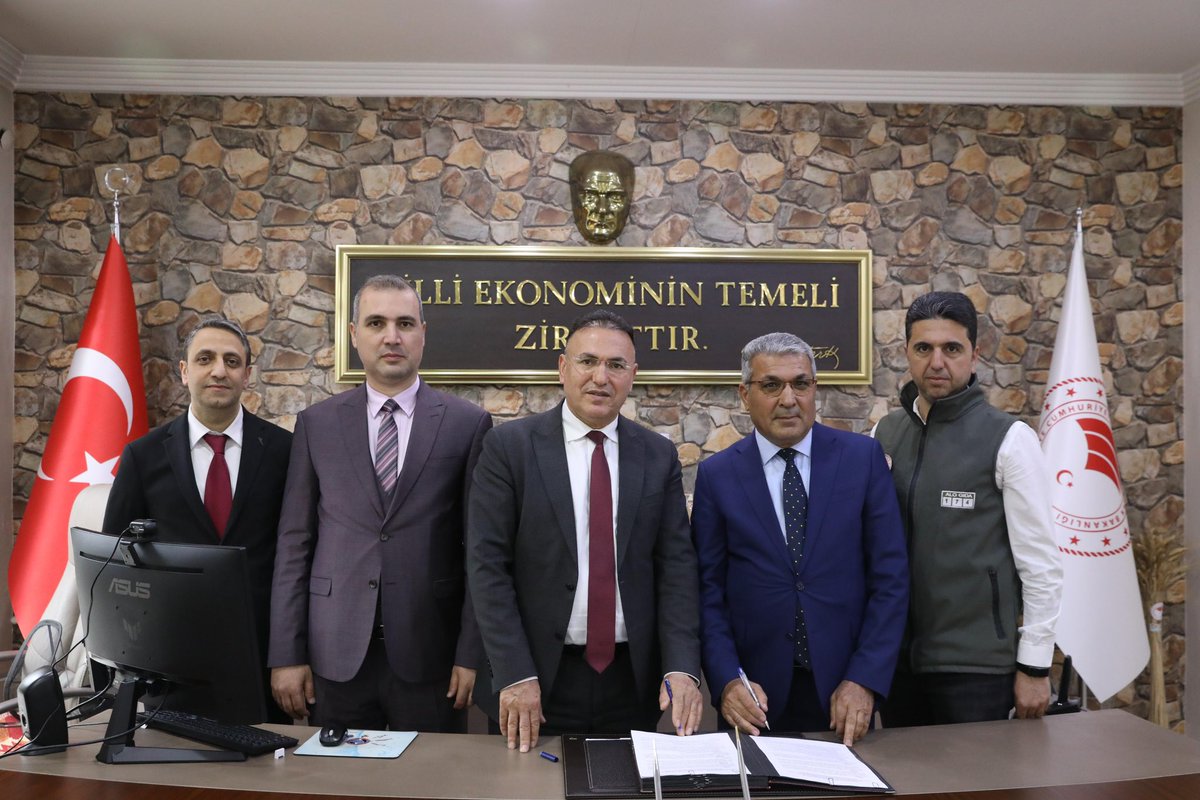 LiceTar's tweet photo. Diyarbakır Tarım ve Orman Müdürlüğü ile Diyarbakır Damızlık Sığır Yetiştiricileri Birliği arasında büyükbaş kupeleme devri protokolü imzalanmıştır. 
İlimize ve yetiştiricilerimize
Hayırlı Olsun.. https://t.co/wWV0sSN1DH