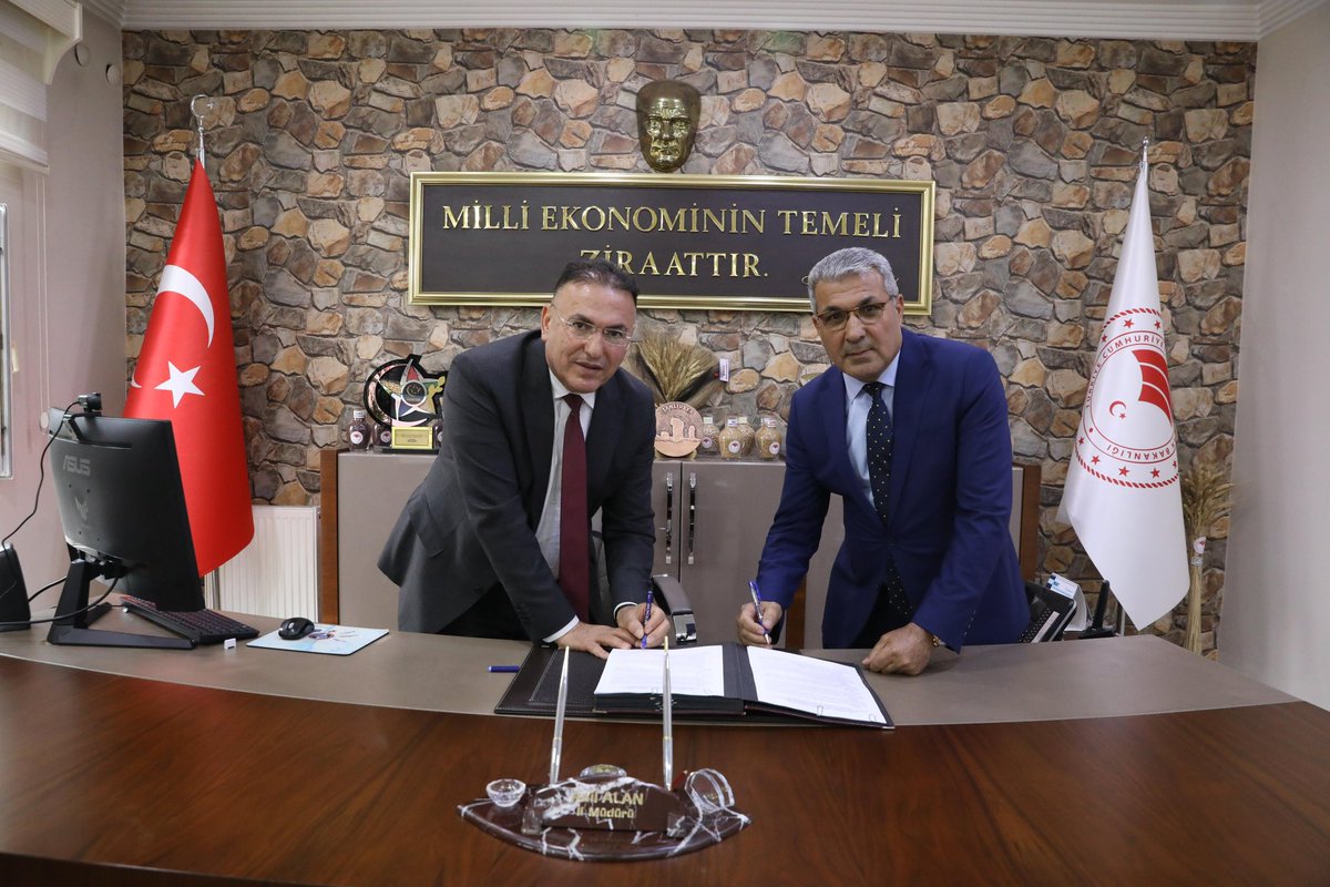 LiceTar's tweet photo. Diyarbakır Tarım ve Orman Müdürlüğü ile Diyarbakır Damızlık Sığır Yetiştiricileri Birliği arasında büyükbaş kupeleme devri protokolü imzalanmıştır. 
İlimize ve yetiştiricilerimize
Hayırlı Olsun.. https://t.co/wWV0sSN1DH