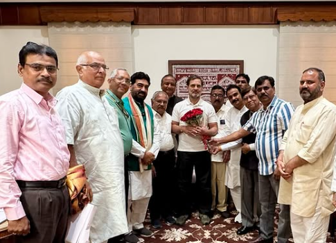 udayindiaNews's tweet image. #BigNews 🚨 A delegation of LIC agents met Rahul Gandhi.
#LicAgent #RahulGandhi