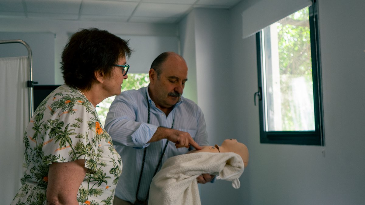 En la simulación clínica y en la paternidad, el objetivo es el mismo: preparar para lo real, con seguridad y sin miedo a equivocarse. 👨‍⚕️💙
Feliz #diadelpadre  a quienes forman dentro y fuera del hospital. #SimulaciónClínica #AprenderHaciendo