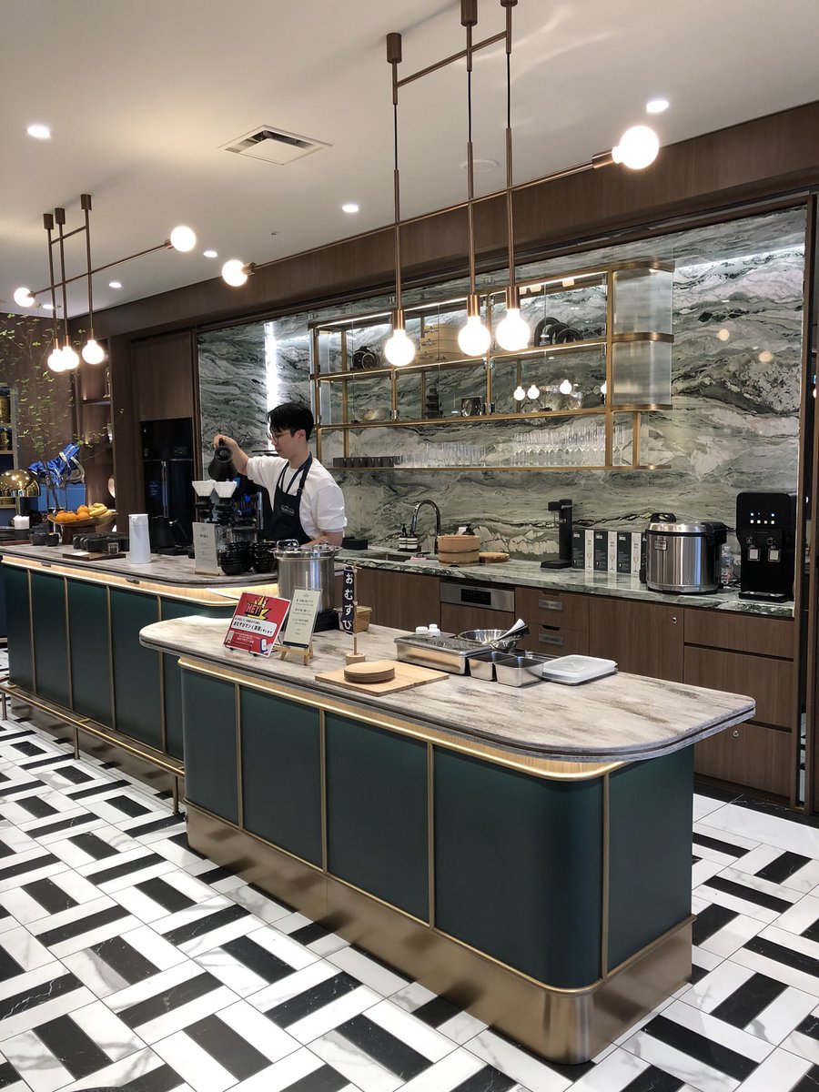 yoshikomom's tweet photo. 今日は雪の中、出張でおむすびと珈琲を提供してきました！
一緒に提供するスタッフさんも、そして食べてくださる方々も外国人の方が多く、英語メインだったので、まるで海外でおむすび結んでる感覚でした。あー、楽しかった！！！ https://t.co/rtHh9WBhj9