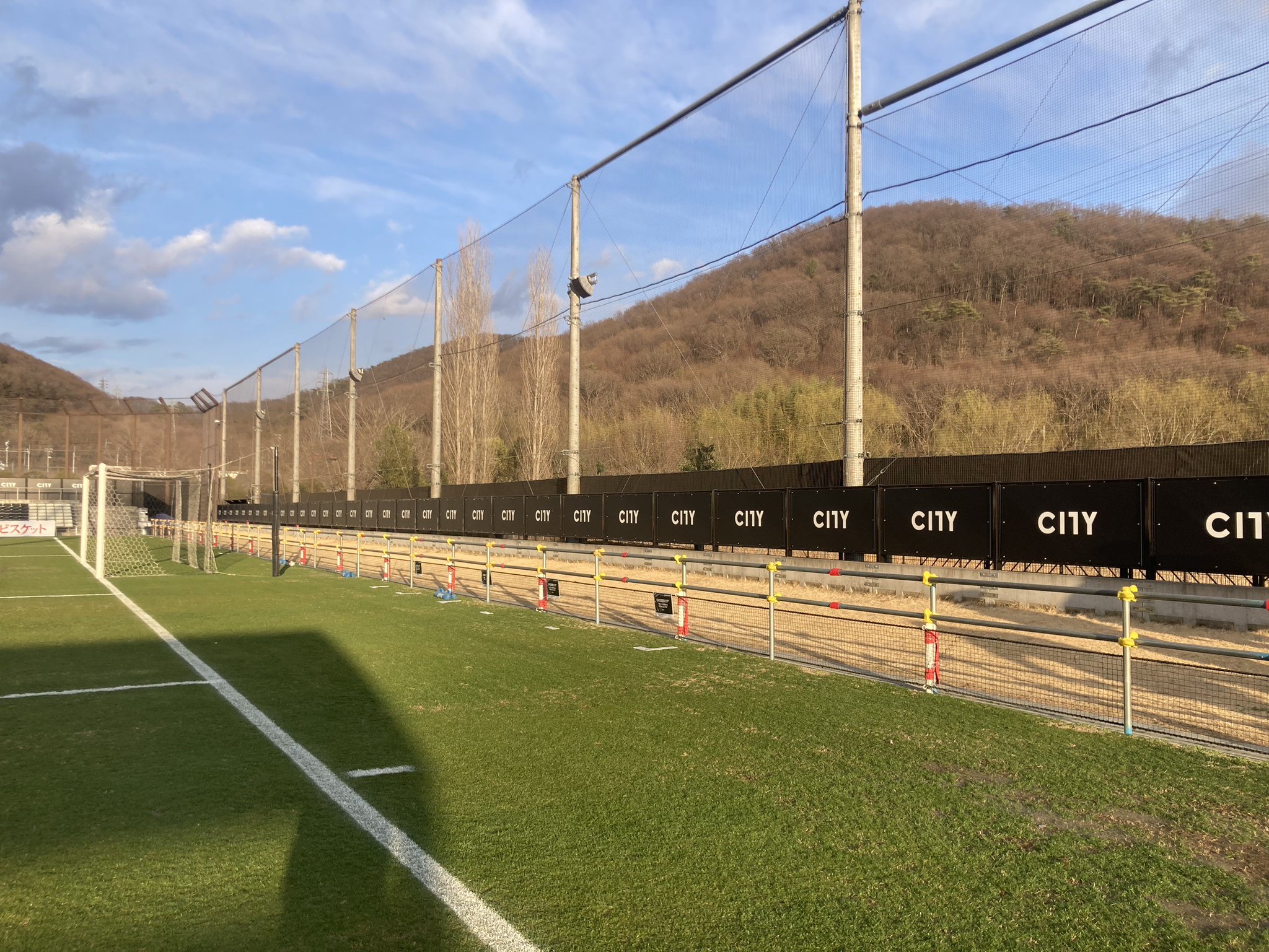 GmZDBtobMAAng3R.jpg:large