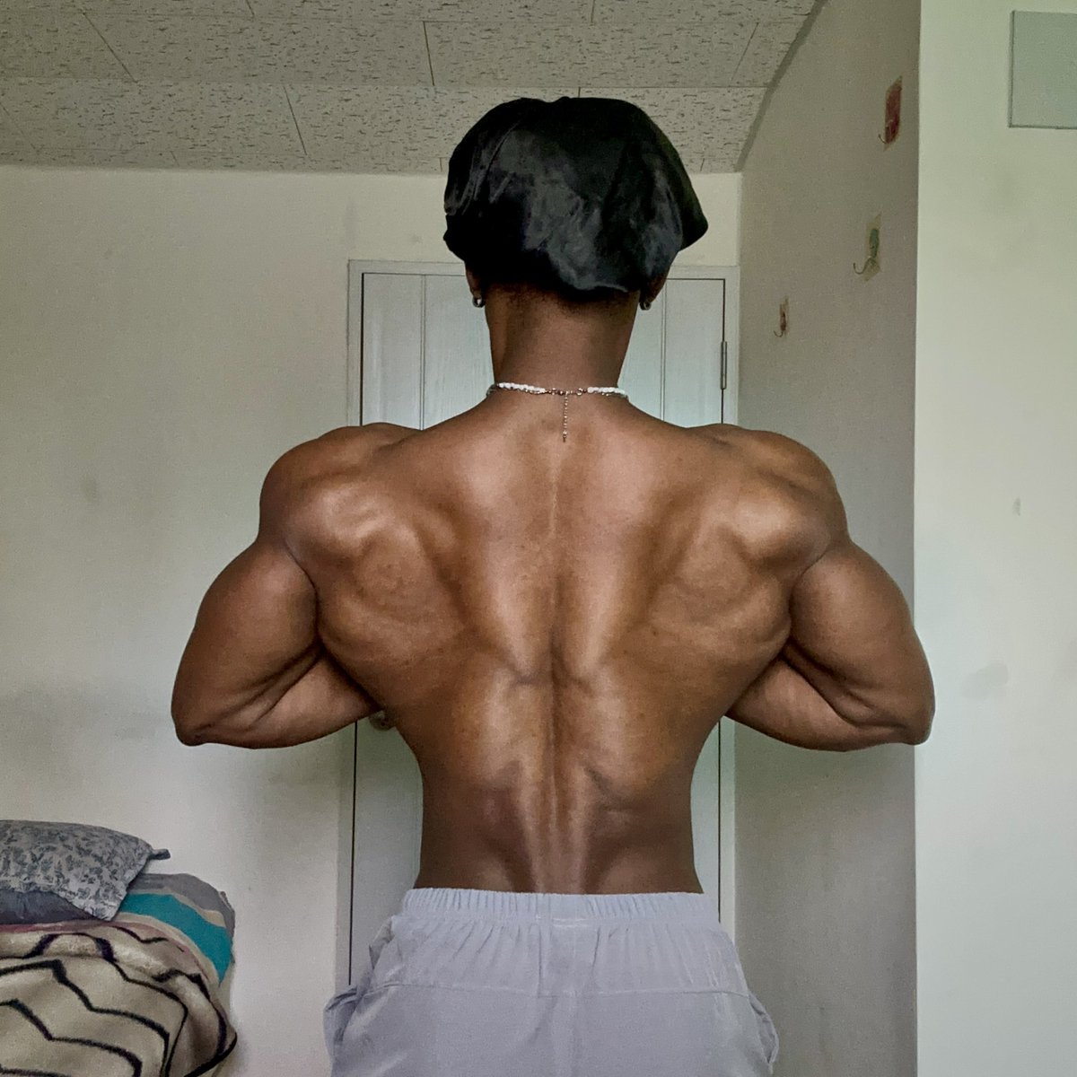 Shee_bah's tweet photo. When the back starts looking like a bug’s face you know you’re doing something right 🦍🦍😤 https://t.co/fbYAimR2zT